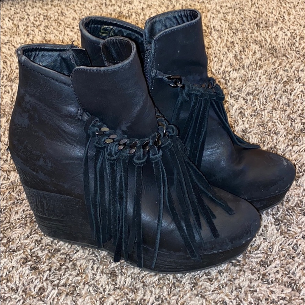 Black Sbicca Zepp wedge 7.5 starting to peel toes
